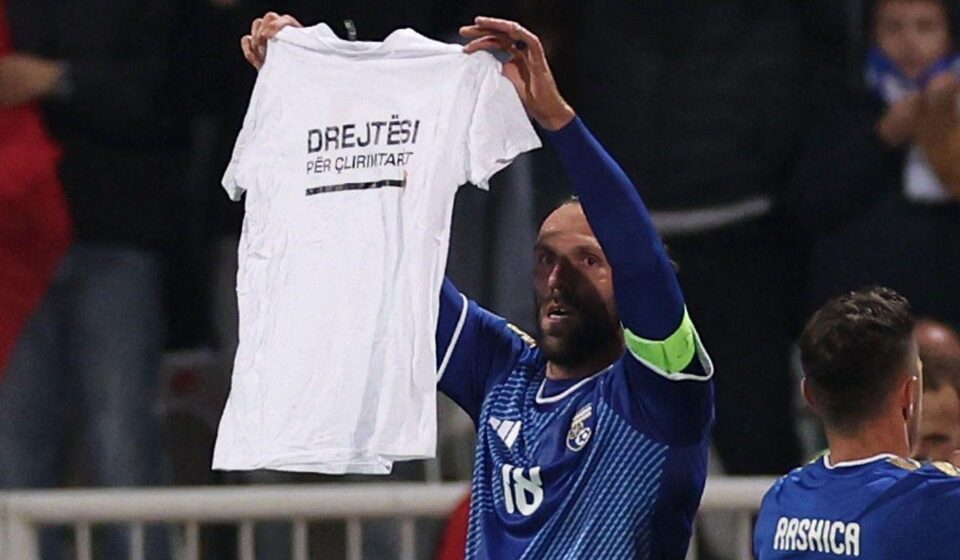 Kosovo, fudbaler Kosova proslavlja gol uz majicu OVK