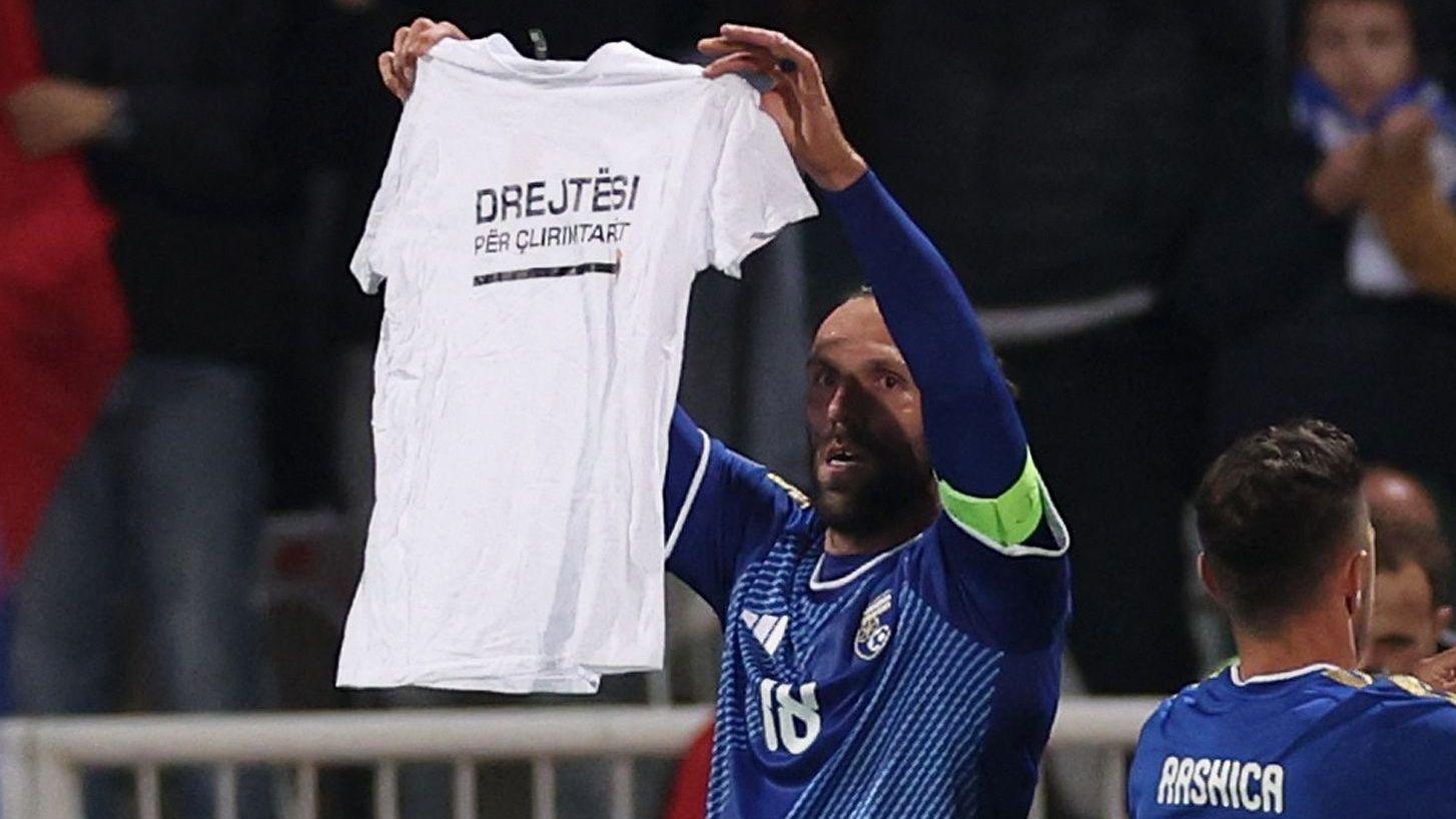 Kosovo, fudbaler Kosova proslavlja gol uz majicu OVK