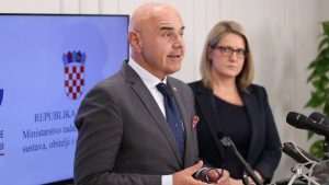 Hrvatski ministar Ružić obećao pomoć Hrvatima u Srbiji 14