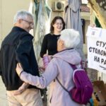 Ljudi okupljeni na trgu