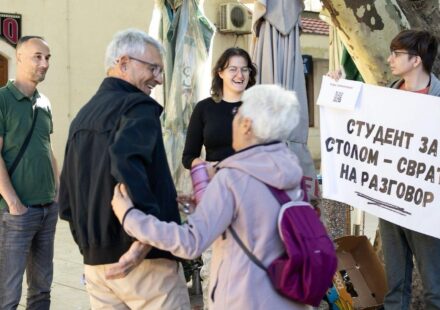Ljudi okupljeni na trgu