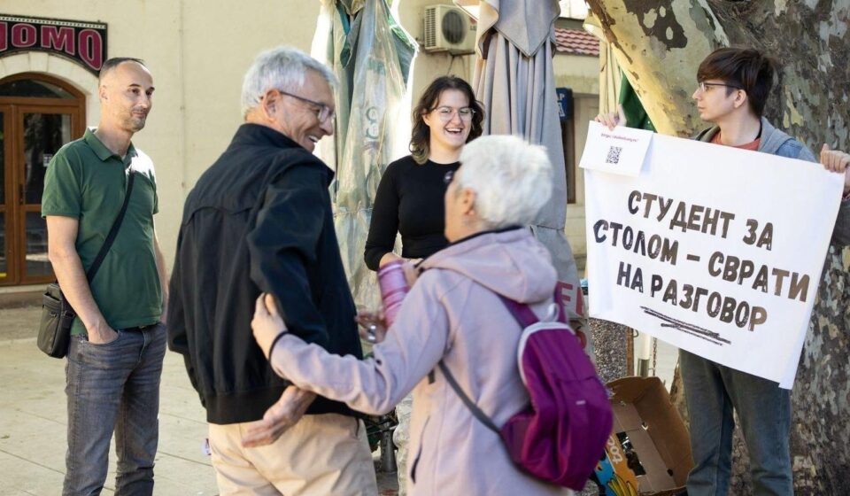 Ljudi okupljeni na trgu