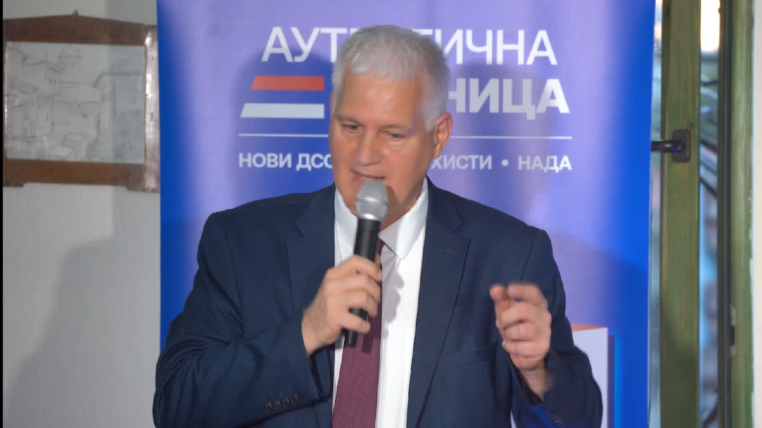 Predrag Marsenić, u teget odulu sa mikrofonom u ruci