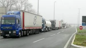 Kamioni na prelazu Batrovci čekaju do četiri sata 2