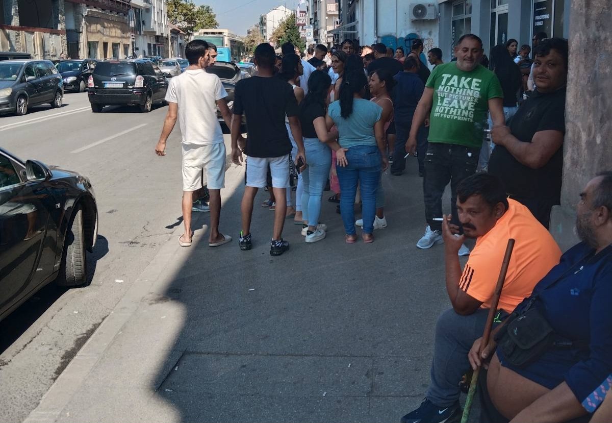 Karićev Pokret snaga Srbije skupljao potpise za izbornu listu u Novom Sadu: Očevici tvrde da se potpis plaćao 7.000 dinara, iz stranke to demantuju 2