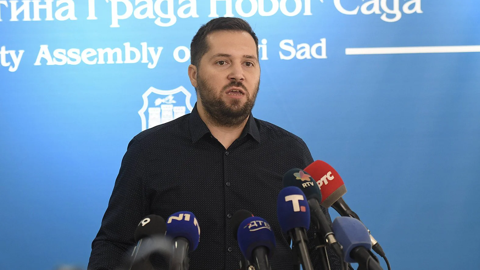 Vučićev miting u Novom Sadu: Patetična pretpostavka da stradali pod nadstrešnicom čekaju njegovu pravdu 5 Vučićev miting u Novom Sadu: Patetična pretpostavka da stradali pod nadstrešnicom čekaju njegovu pravdu 4