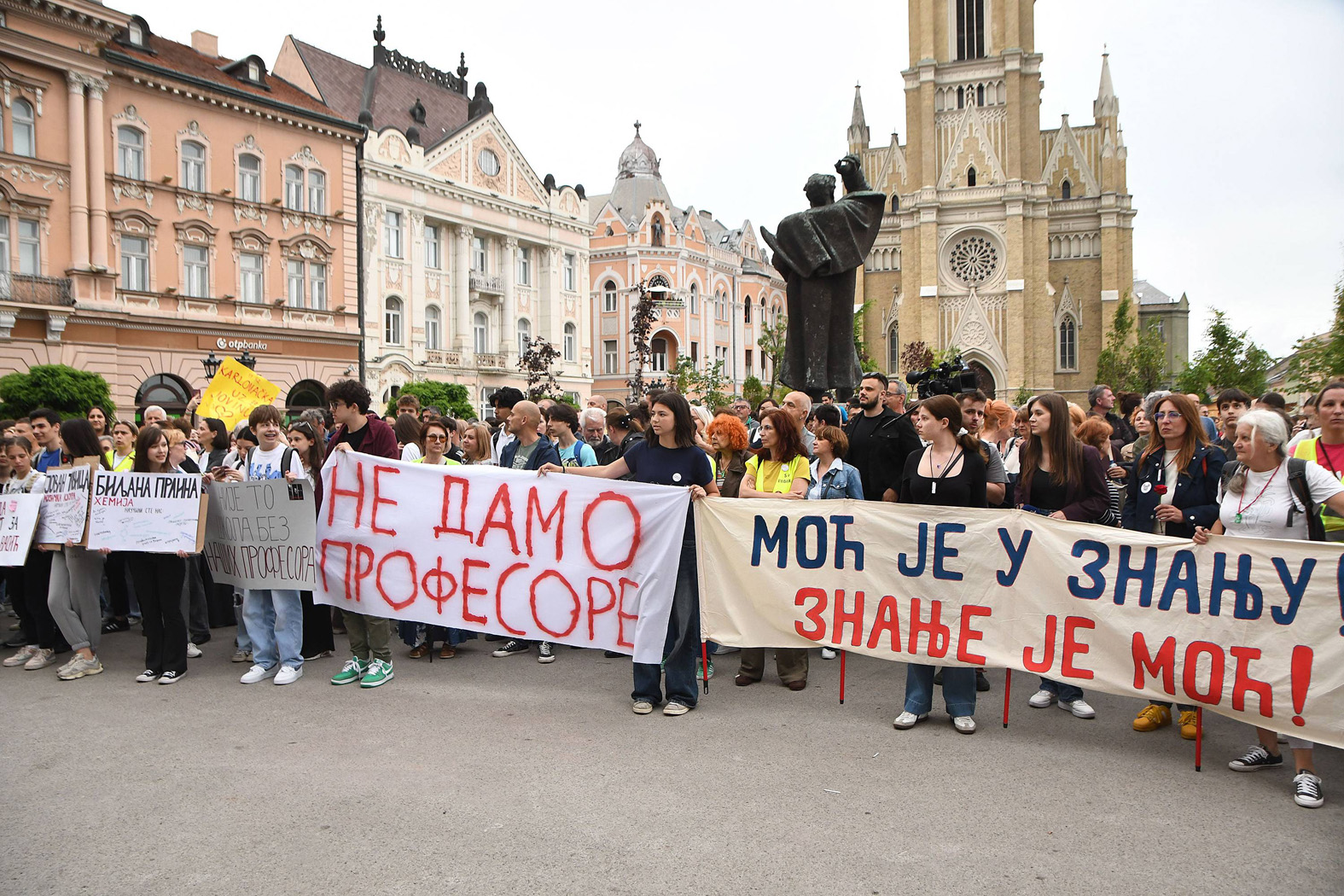 Ko stoji iza direktora Jovine gimnazije i zašto su đaci i roditelji tražili pomoć od patrijarha SPC? 2