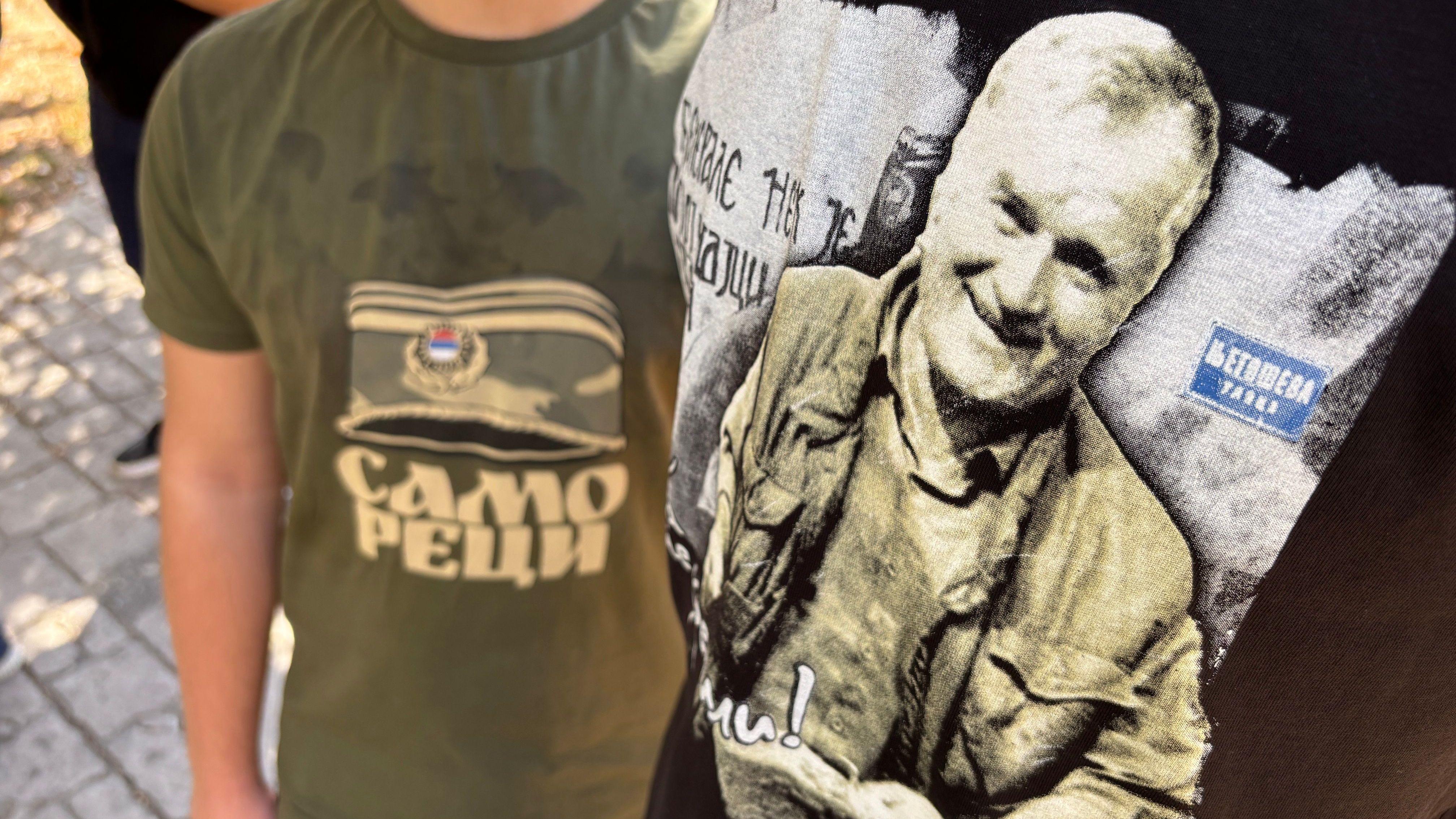 Generale, samo reci, poruka na maslinasto zelenoj majici