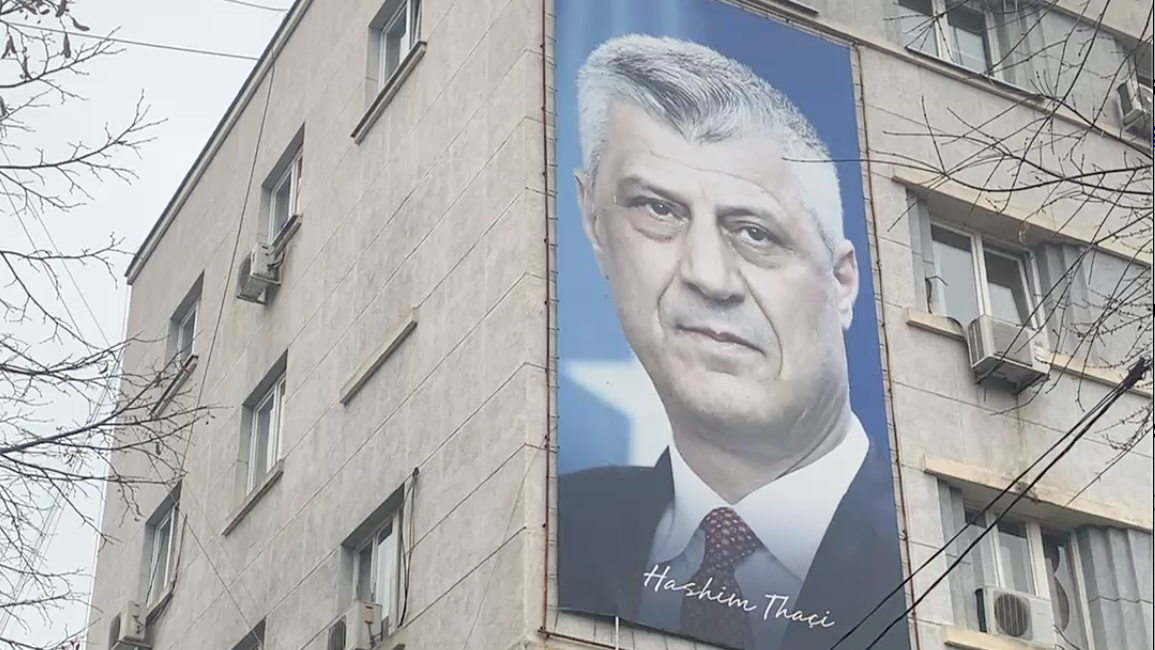 Poster Hašima Tačija u centru Prištine