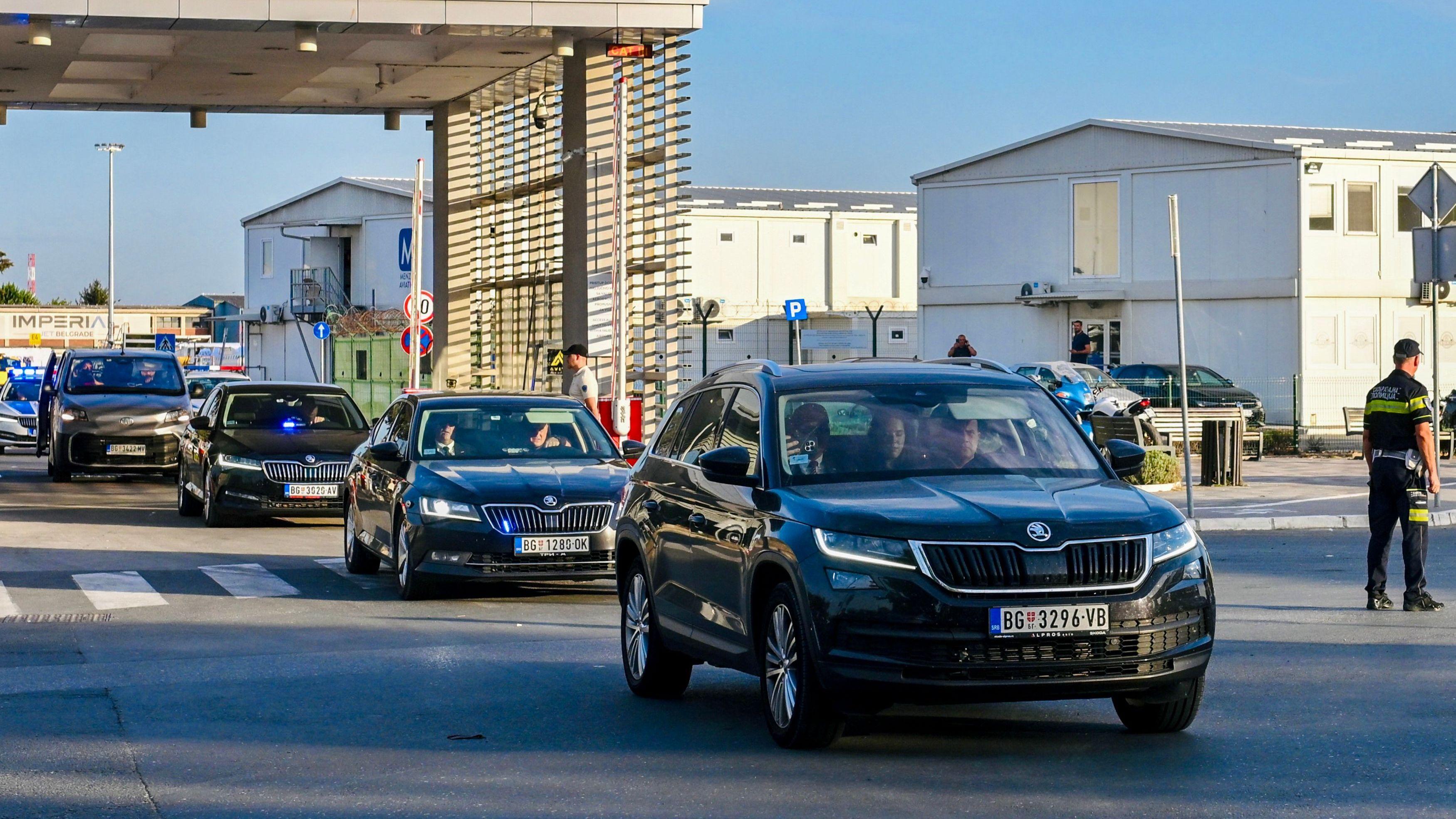 Konvoj sa telom Mladića napušta aerodrom u Beogradu