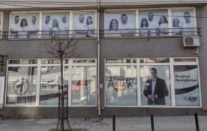 N1: Pristalice SNS organizovale bakljadu posle studentskog skupa u Kragujevcu 2