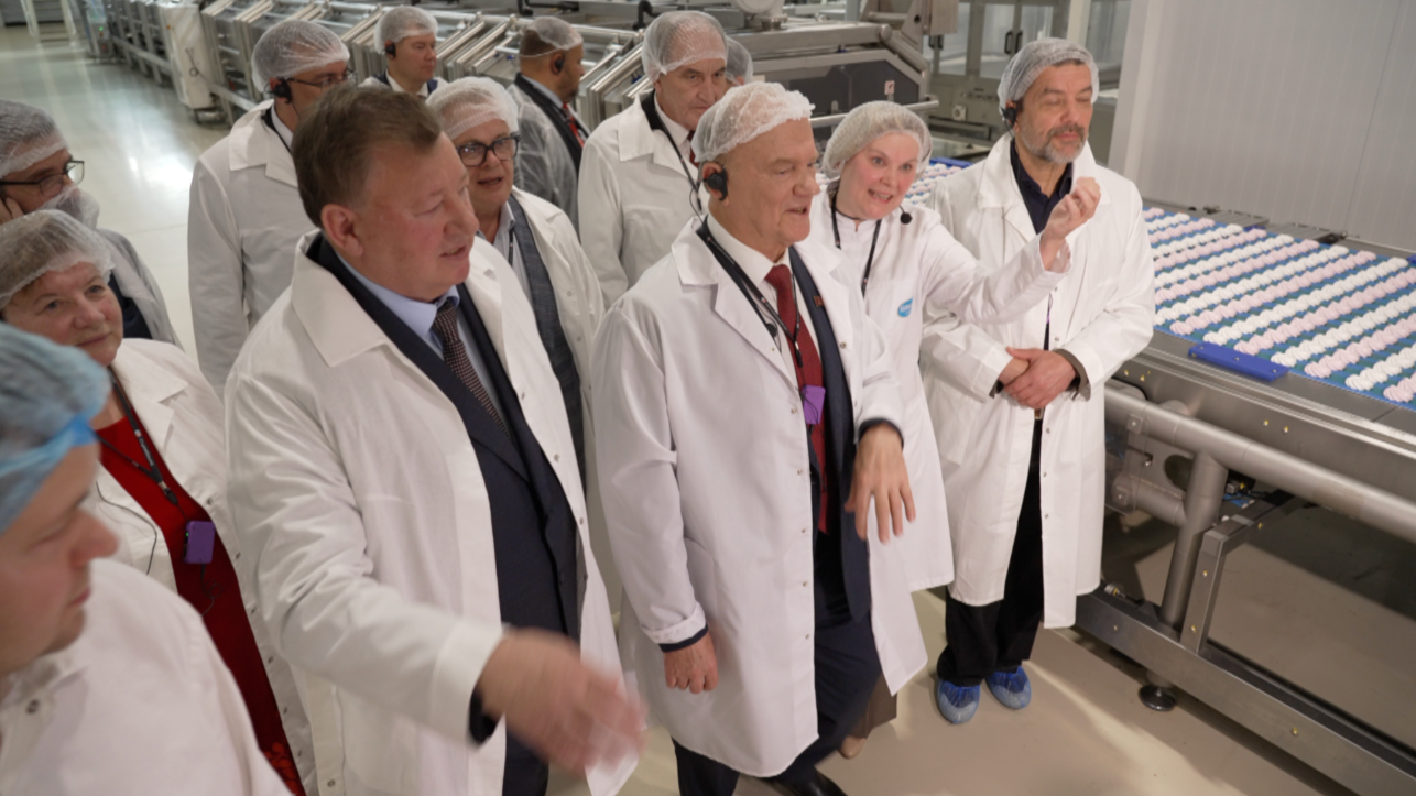 Lider Komunističke partije Genadij Zjuganov u poseti fabrici u Rusiji