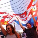 srpska zastava, ljudi nose srpsku zastavu