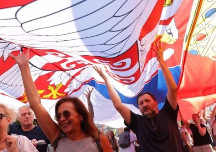 srpska zastava, ljudi nose srpsku zastavu