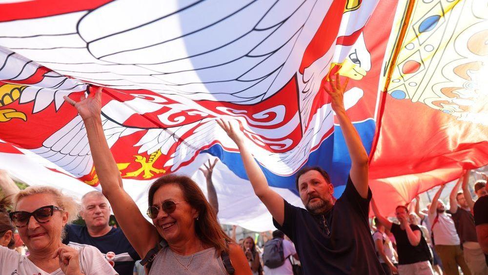 srpska zastava, ljudi nose srpsku zastavu