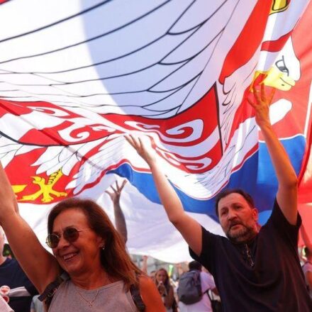 srpska zastava, ljudi nose srpsku zastavu