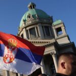 Zastava Srbije, Narodna skupština i muškarac koji gleda sa strane