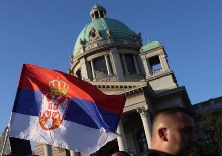 Zastava Srbije, Narodna skupština i muškarac koji gleda sa strane