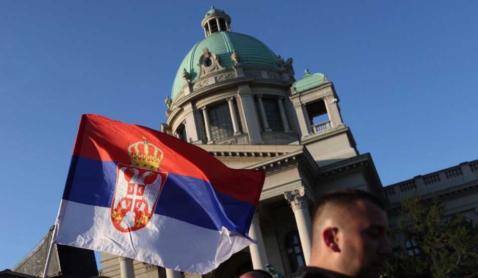 Zastava Srbije, Narodna skupština i muškarac koji gleda sa strane
