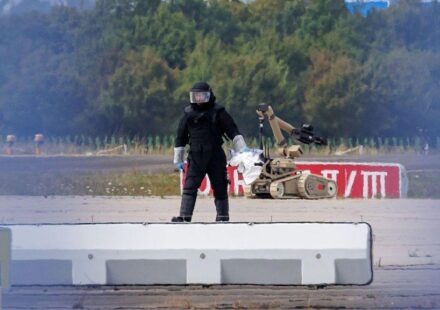 Policijski istražitelj radi na pisti sa robotom sposobnim za deaktiviranje eksploziva u blizini ukrajinskog teretnog aviona Antonov na aerodromu Lajpcig/Hale 5. avgusta