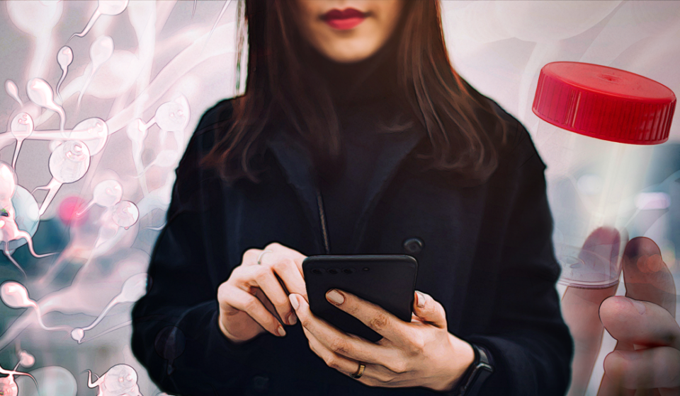 Žena duge tamne kose, u crnom kaputu, gleda u telefon. Iza nje su nacrtani spermatozoida i fotografija ruke koja drži praznu posudicu za uzorke sa crvenim poklopcem