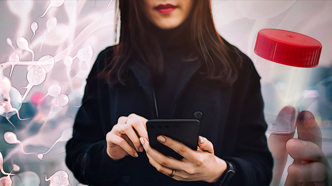 Žena duge tamne kose, u crnom kaputu, gleda u telefon. Iza nje su nacrtani spermatozoida i fotografija ruke koja drži praznu posudicu za uzorke sa crvenim poklopcem
