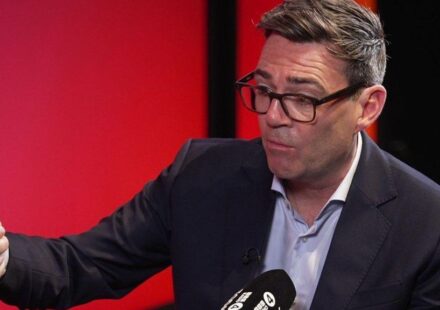 Endi Barnam tokom intervjua za emisiju „Today” na BBC Radiju 4