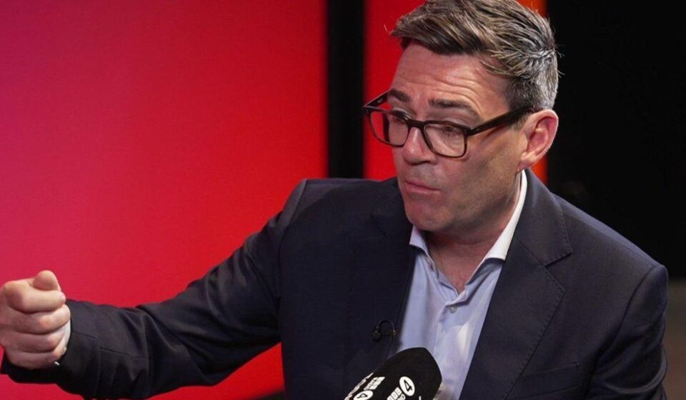 Endi Barnam tokom intervjua za emisiju „Today” na BBC Radiju 4