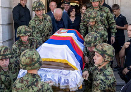 Vojska nosi kovčeg