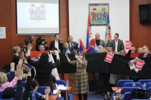 Odbornica NPS u Skupštini Leskovca istupila iz stranke i podigla nalepnicu Studenti pobeđuju 1