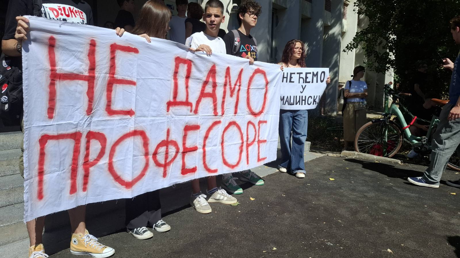 Održan protest zbog otpuštanja profesora Jovine gimnazije u Novom Sadu: Učenici bojkotovali prvi dan škole 2 Održan protest zbog otpuštanja profesora Jovine gimnazije u Novom Sadu: Učenici bojkotovali prvi dan škole 2