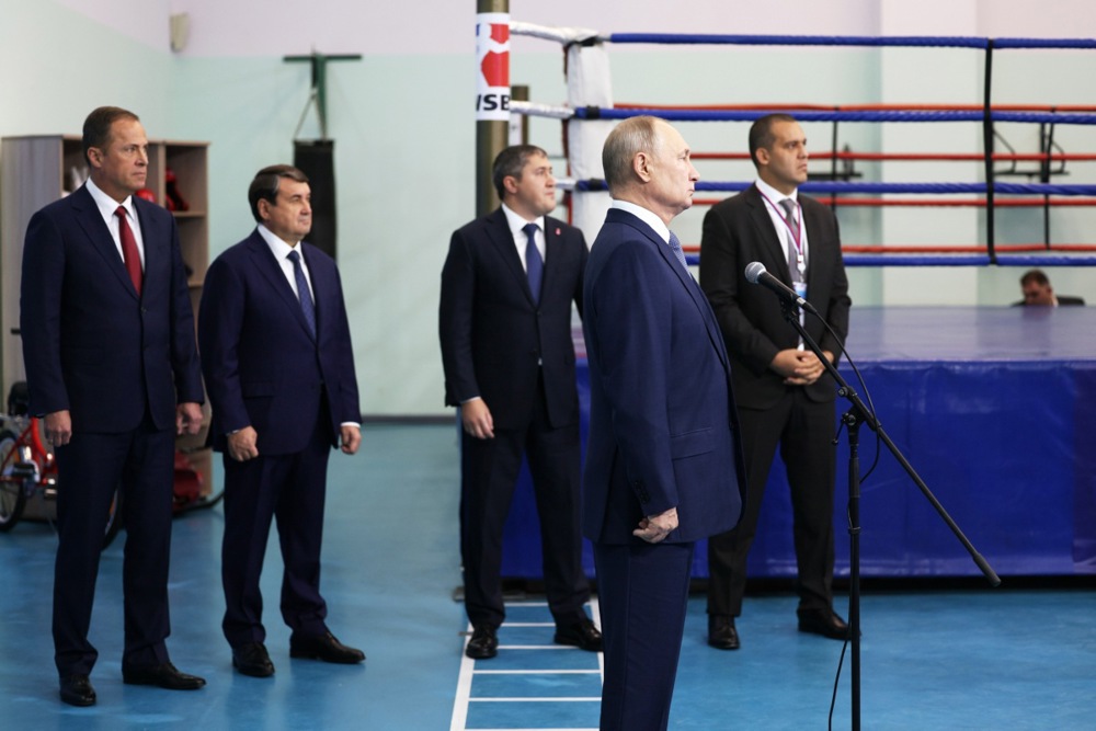 "Osuđivani bokser blizak Putinu koji je promenio rođeno prezime": Ko je Umar Kremljov, ruski oligarh, koji je finansirao svadbeno veselje Trampovog sina? 2 epa10927174 Russian President Vladimir Putin (2-R), accompanied by Presidential Envoy to Volga Federal District Igor Komarov (L), Presidential Aide Igor Levitin (2-L), Perm Territory Governor Dmitry Makhonin (C) and International Boxing Association (IBA) President Umar Kremlev (R), attends a ceremony via video link to open sports facilities in Perm, Russia, 19 October 2023. In Russia, 70 percent of the population should be involved in sports by 2030, the Russian president said. Currently, there are 353 thousand sports facilities in the country. Putin said that the authorities plan to multiply the number of competitions for both amateurs and professionals, including international ones, with a large prize fund. EPA/GAVRIIL GRIGOROV /SPUTNIK/KREMLIN POOL MANDATORY CREDIT