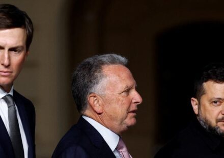 Ukrajinski predsednik Vladimir Zelenski, specijalni izaslanik SAD Stiv Vitkof i Džared Kušner, zet predsednika američkog predsednika Donalda Trampa, posle zajedničke konferencije za novinare