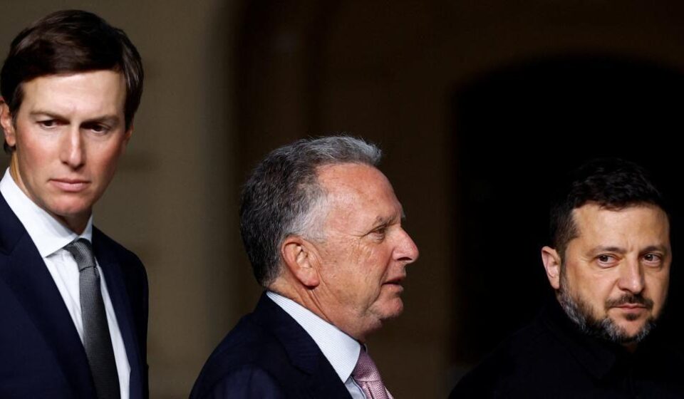 Ukrajinski predsednik Vladimir Zelenski, specijalni izaslanik SAD Stiv Vitkof i Džared Kušner, zet predsednika američkog predsednika Donalda Trampa, posle zajedničke konferencije za novinare