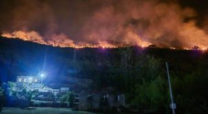 Požari kod Nikšića aktivni na više lokacija: Vatra se približila kućama 1