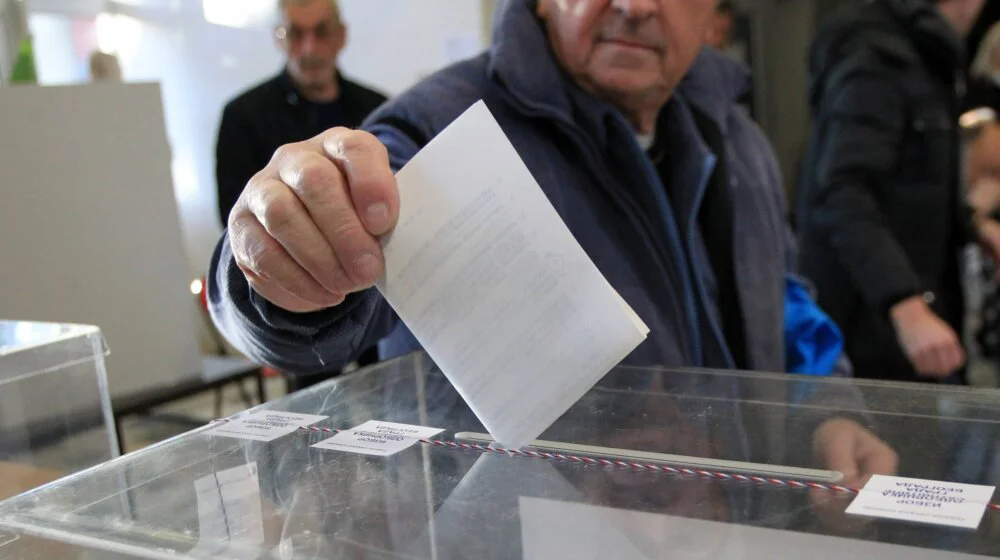 RIK nabavlja 30.000 paravana za tajnost glasanja, odluka usvojena sa 11 glasova 11