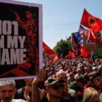 Demonstranti u Prištini drže transparent 'ne u moje ime'