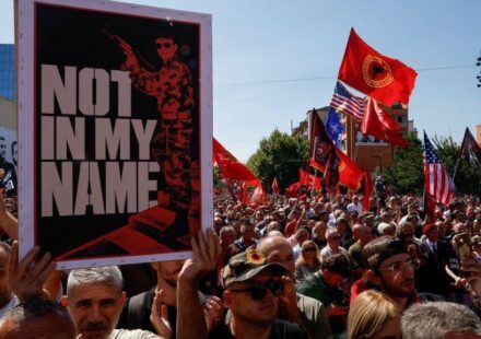 Demonstranti u Prištini drže transparent 'ne u moje ime'