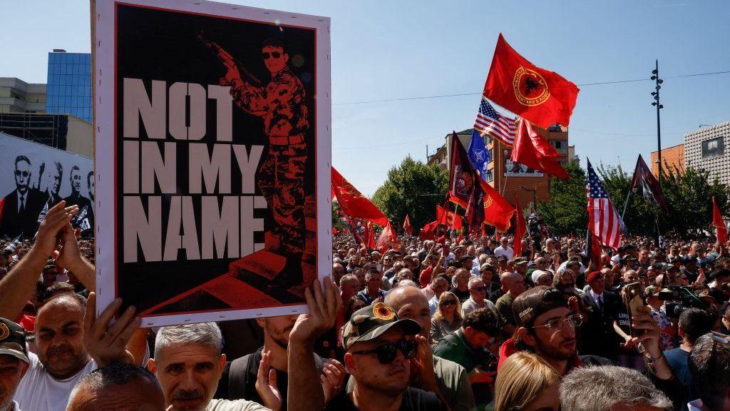 Demonstranti u Prištini drže transparent 'ne u moje ime'