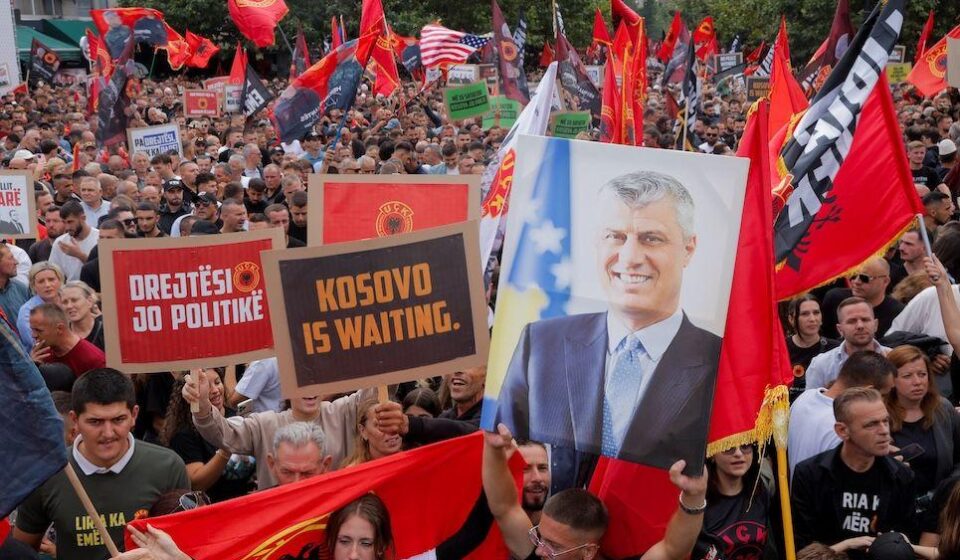 Zastave Albanije, Kosova i posteri Hašima Tačija