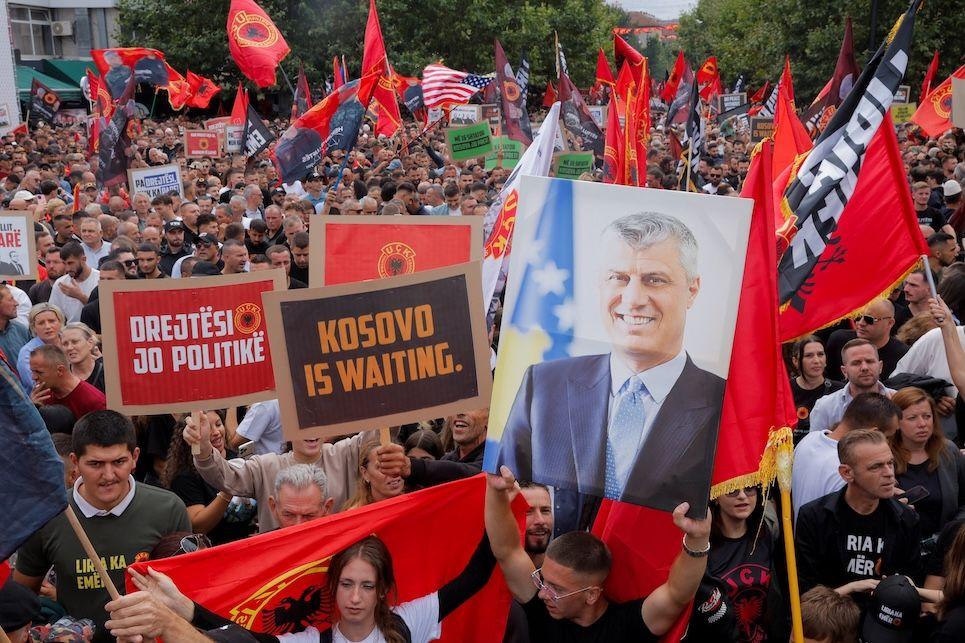 Zastave Albanije, Kosova i posteri Hašima Tačija