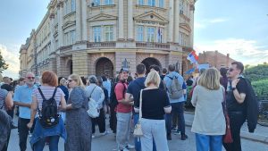 Protest studenata i građana u Nišu: Građani žele da probiju kordon da ih naprednjaci bolje čuju 1