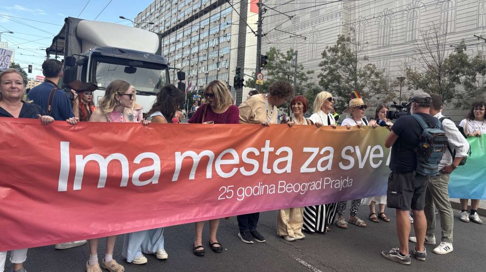 "Prajd marš" na ulicama u Beogradu: Učesnici poručuju da "ima mesta za sve" (FOTO) 9
