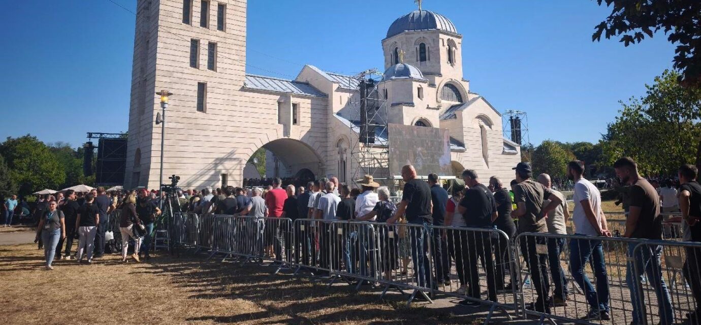 Veliki broj ljudi ispred crkve u beogradskom naselju Vidikovac u kojoj je izložen kovčeg sa telom Ratka Mladića
