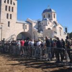 Veliki broj ljudi ispred crkve u beogradskom naselju Vidikovac u kojoj je izložen kovčeg sa telom Ratka Mladića