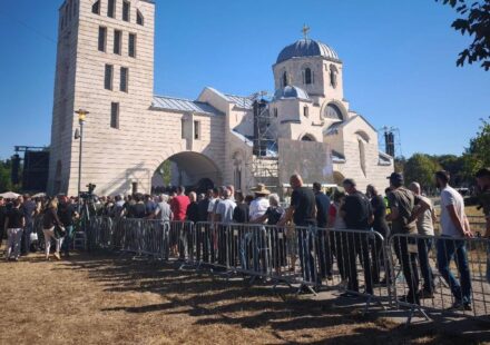 Veliki broj ljudi ispred crkve u beogradskom naselju Vidikovac u kojoj je izložen kovčeg sa telom Ratka Mladića