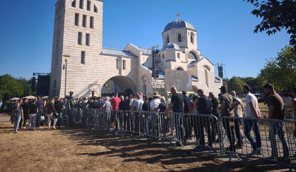 Veliki broj ljudi ispred crkve u beogradskom naselju Vidikovac u kojoj je izložen kovčeg sa telom Ratka Mladića
