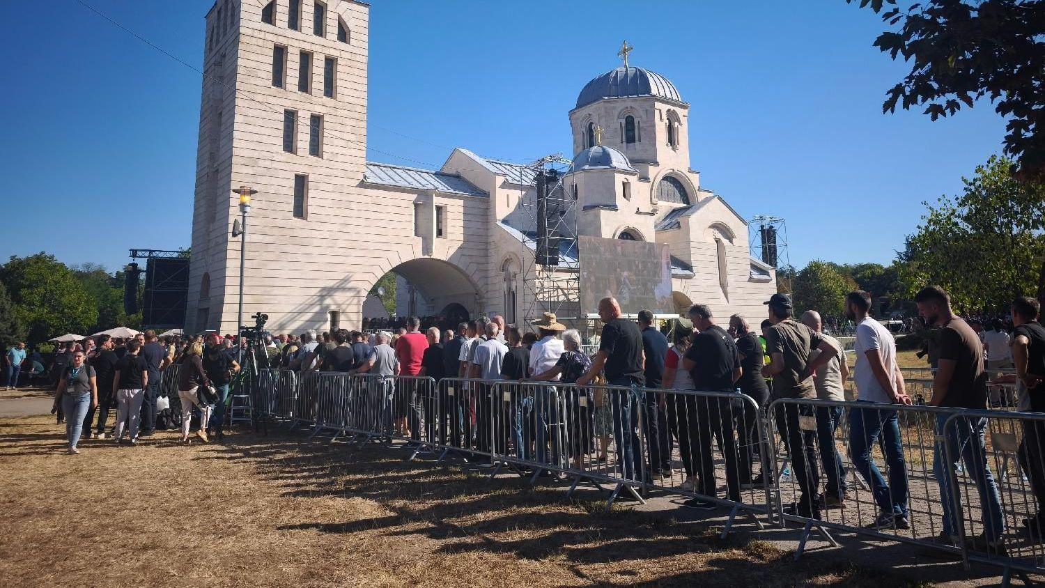 Veliki broj ljudi ispred crkve u beogradskom naselju Vidikovac u kojoj je izložen kovčeg sa telom Ratka Mladića