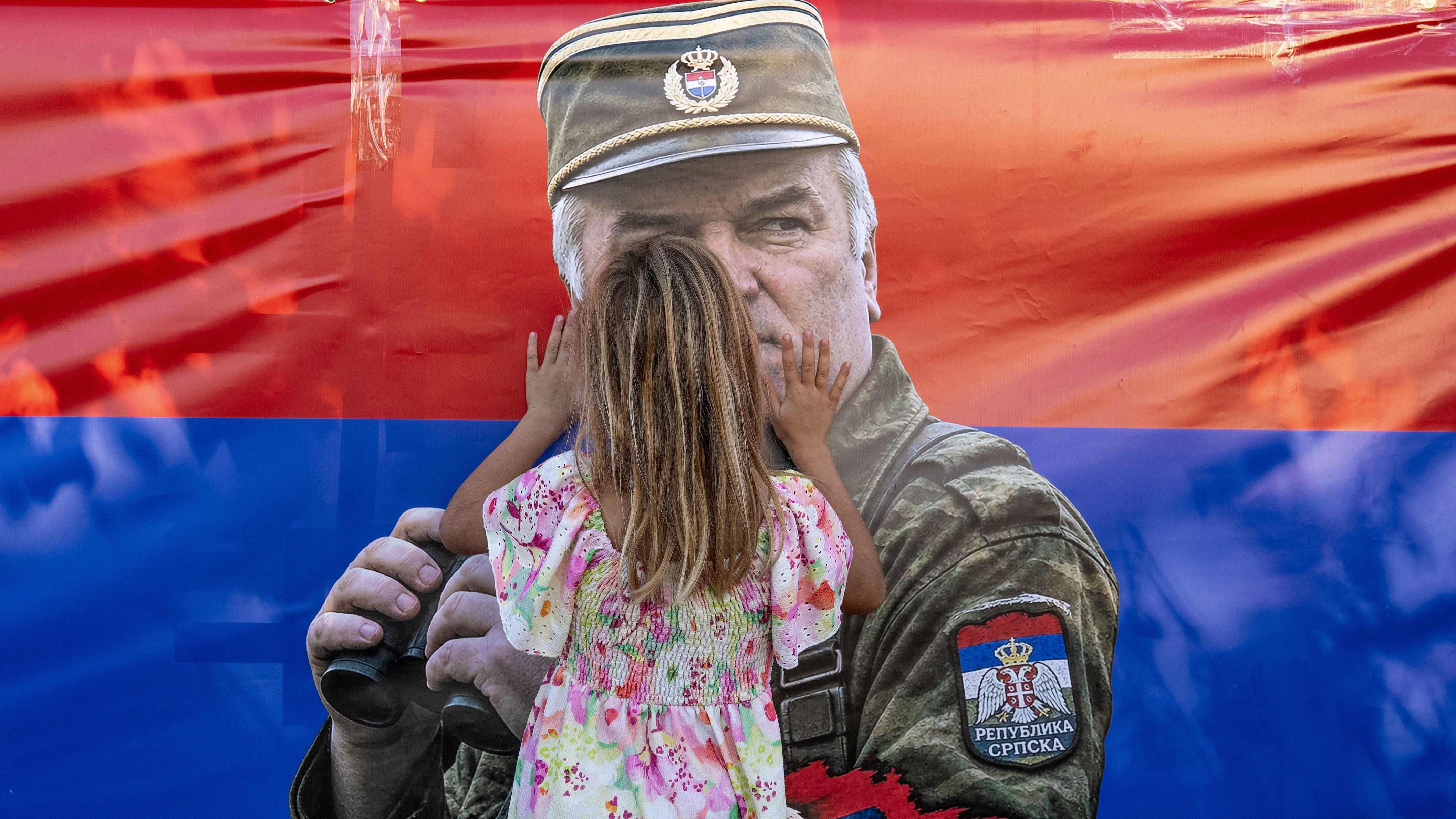 Devojčica ljubi bilbord sa Mladićevim likom