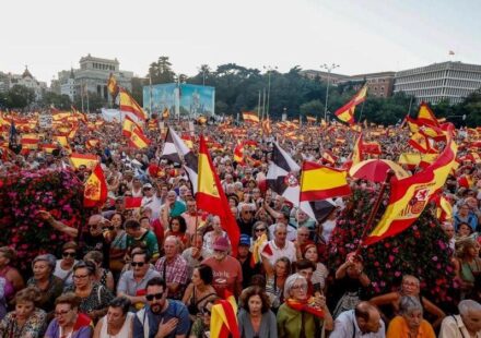 Veliki broj ljudi okupio se u Madridu, tražeći ostavku vlade Pedra Sančeza zbog načina na koji rešava krizu u esklavi Seuti